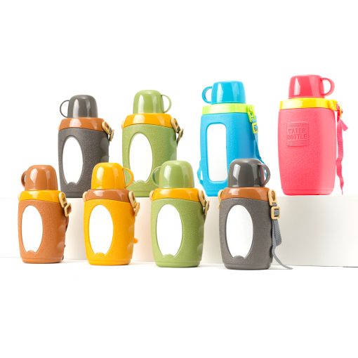 ● Made of food-grade plastic material that is safe and light for children ● Featuring the super cute round shape and an adjustable shoulder strap for different ways to carry the bottle