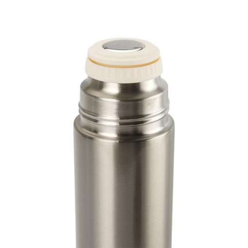 A carabiner-compatible lid handle for easy, hands-free carrying on the go.